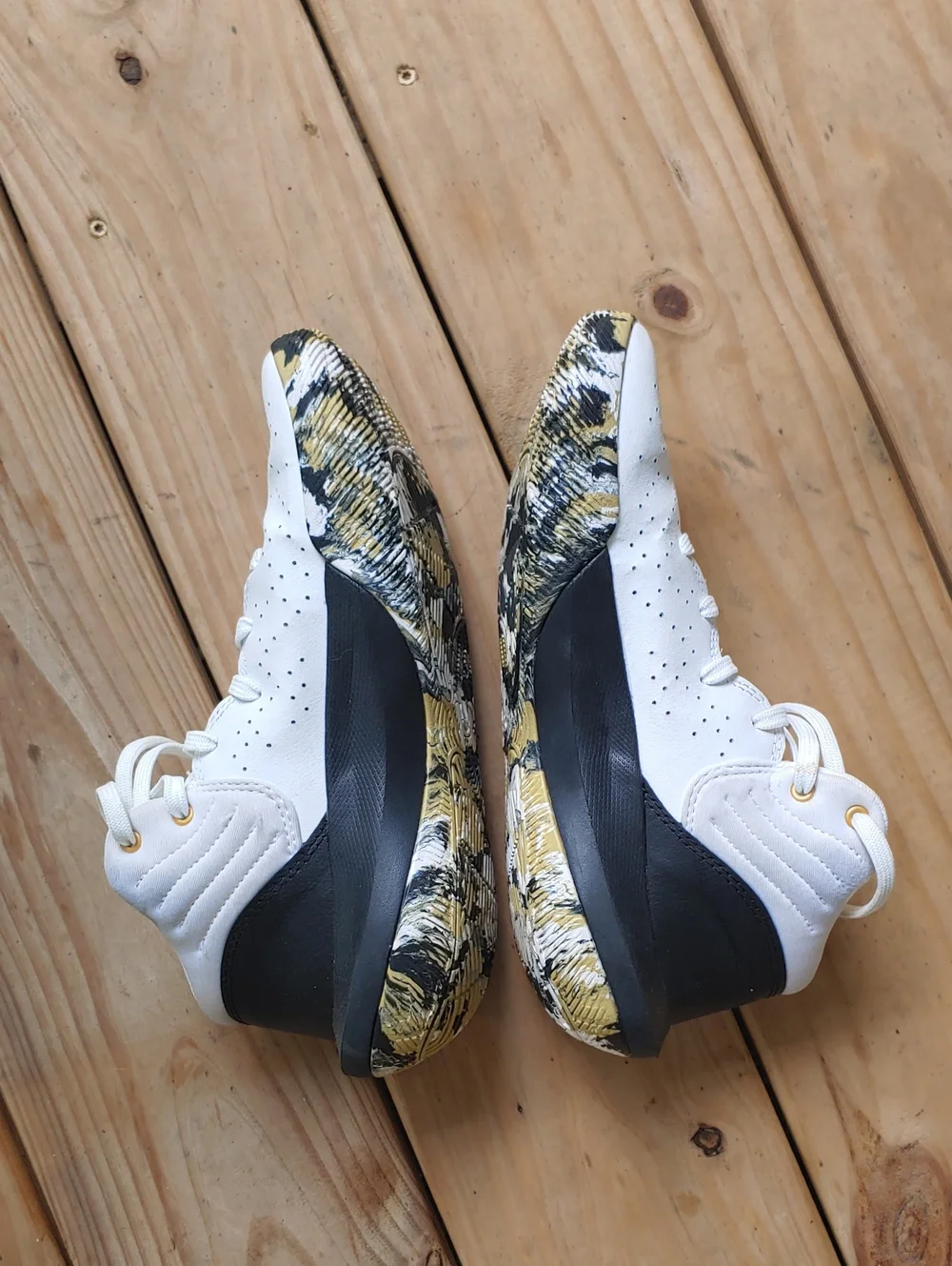 Under Armour Jet 21 Shoes EUC Youth Size 6 White And Black Sneakers